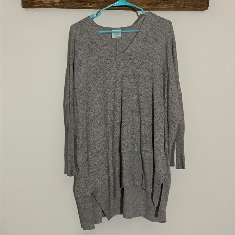 Long v-neck long sleeve grey sweater